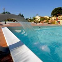 piscina per adulti e bambini